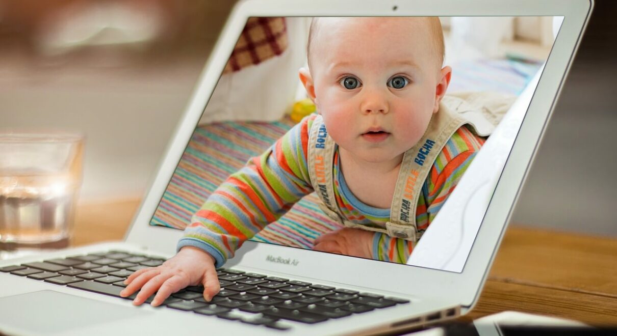 תינוק במחשב