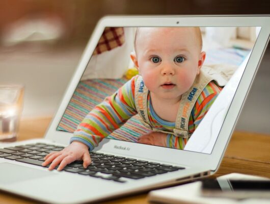 תינוק במחשב
